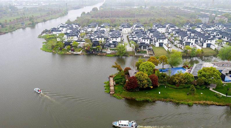 水韻湖城太清沿岸長(zhǎng)興縣楊家浦國(guó)控?cái)嘌桓?></a>
		<figcaption>
<h4>水韻湖城太清沿岸長(zhǎng)興縣楊家浦國(guó)控?cái)嘌桓?/h4>
<em>河道生修復(fù)工程</em>
<p>本工程位于洪橋鎮(zhèn)，本次生態(tài)修復(fù)范圍為北橫港及其叉港，東段為楊家浦閘至圖影扶欄橋段，西段為楊家浦港至陽(yáng)墩漾，主河道總長(zhǎng)7.36km，叉港總長(zhǎng)8.15km。所需松木樁規(guī)格為3米小頭11-12CM型號(hào)，所用數(shù)量為:10萬(wàn)根左右。松木樁在生態(tài)修復(fù)中可以發(fā)揮重要作用。它可以幫助改善水土流失，保護(hù)水體，減少污染物向水體的遷移，促進(jìn)水體環(huán)境的恢復(fù)。</p>
</figcaption>
		</figure>
			    <figure class=