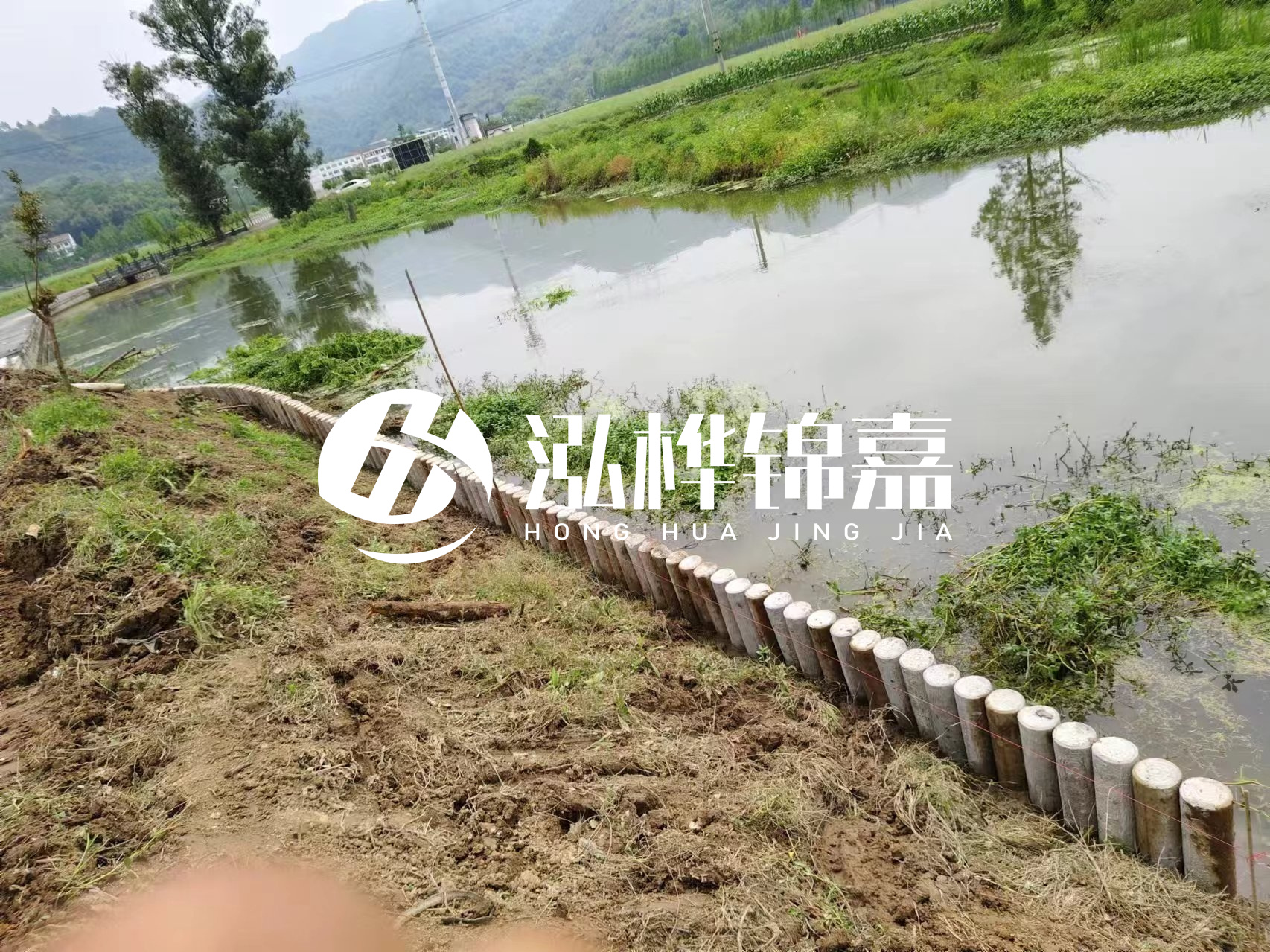 安順市挖機(jī)打木樁專業(yè)施工-河道水泥樁護(hù)坡多少錢一米？