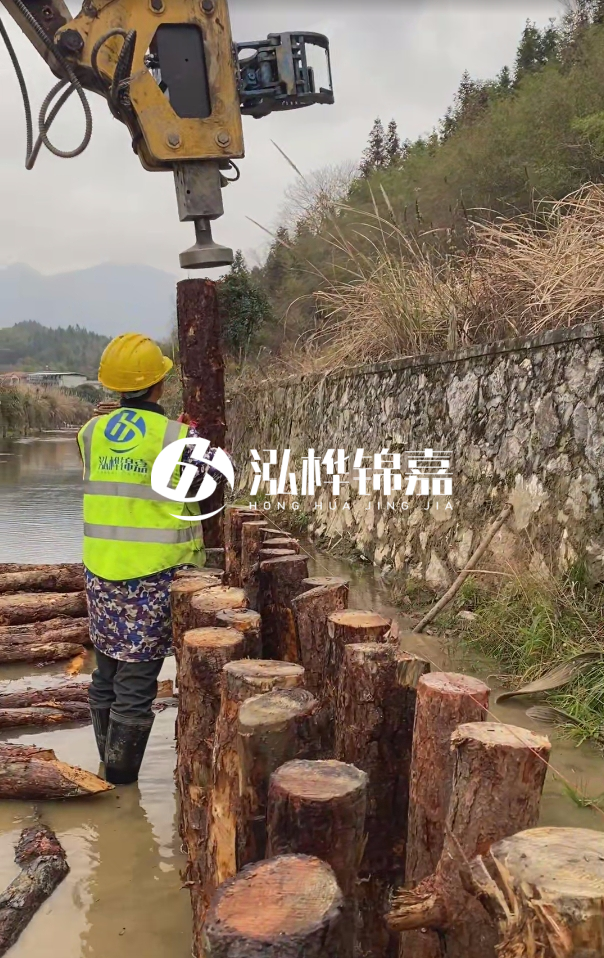 昆明市挖機(jī)打木樁專業(yè)施工-打松木樁3米的價(jià)格是多少？