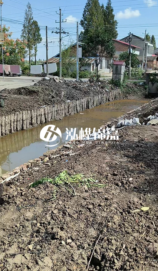 打樁木樁為什么要一根根挨著打？100米河堤需要打多少根木樁？