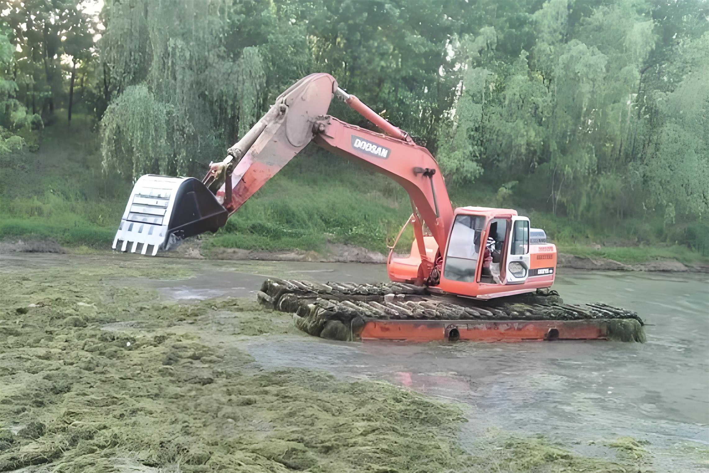 廣西南寧挖機(jī)清淤施工隊(duì)-沼澤清淤怎樣防止挖掘機(jī)下陷？