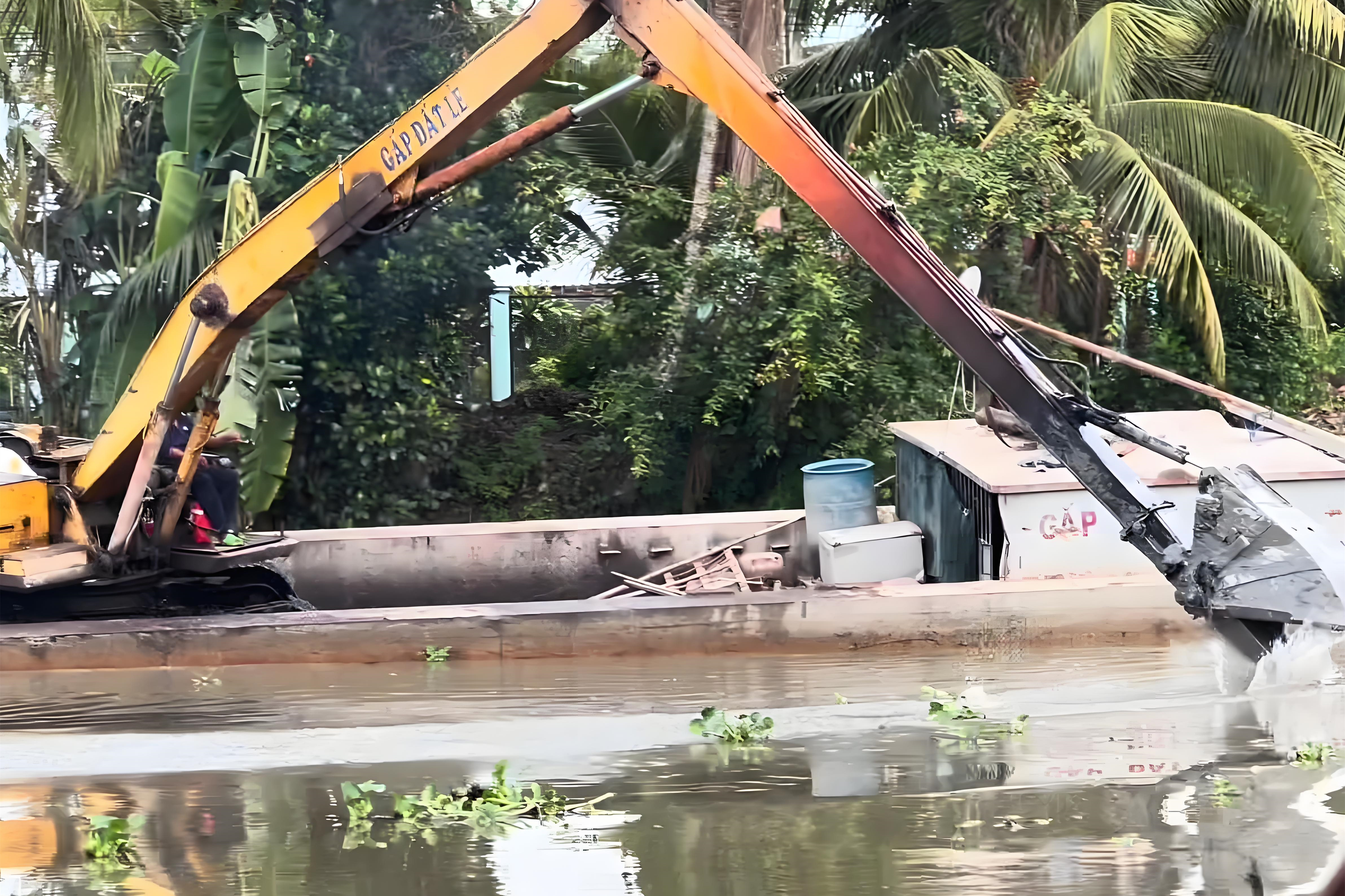 重慶黔江水上挖機(jī)清淤隊(duì) - 挖機(jī)清淤的施工范圍受哪些因素限制？?