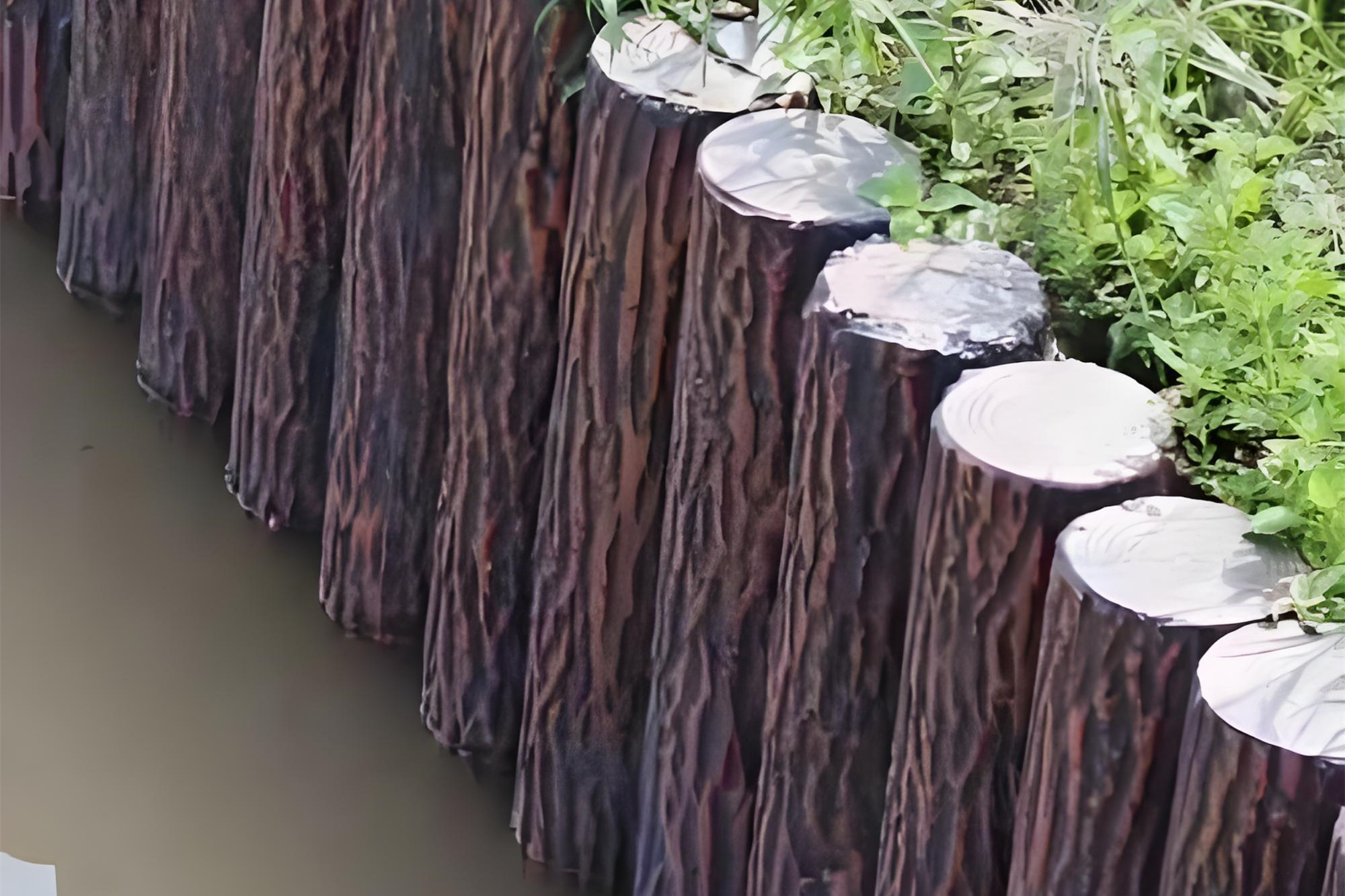 水泥樁批發(fā)廠家泓樺錦嘉-水泥仿木樁的顏色會褪色嗎？