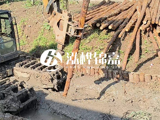 松木樁廠家泓樺錦嘉-原木松木樁的采購(gòu)注意事項(xiàng)？