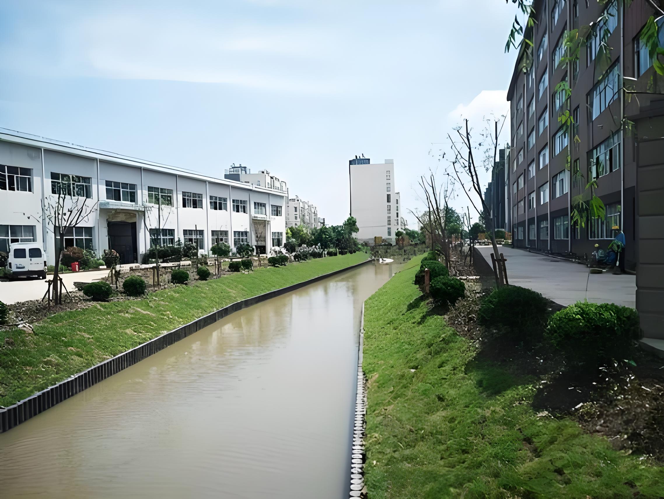 水泥仿木樁廠家泓樺錦嘉 - 河道仿木樁的規(guī)格怎么根據(jù)河道寬度選？