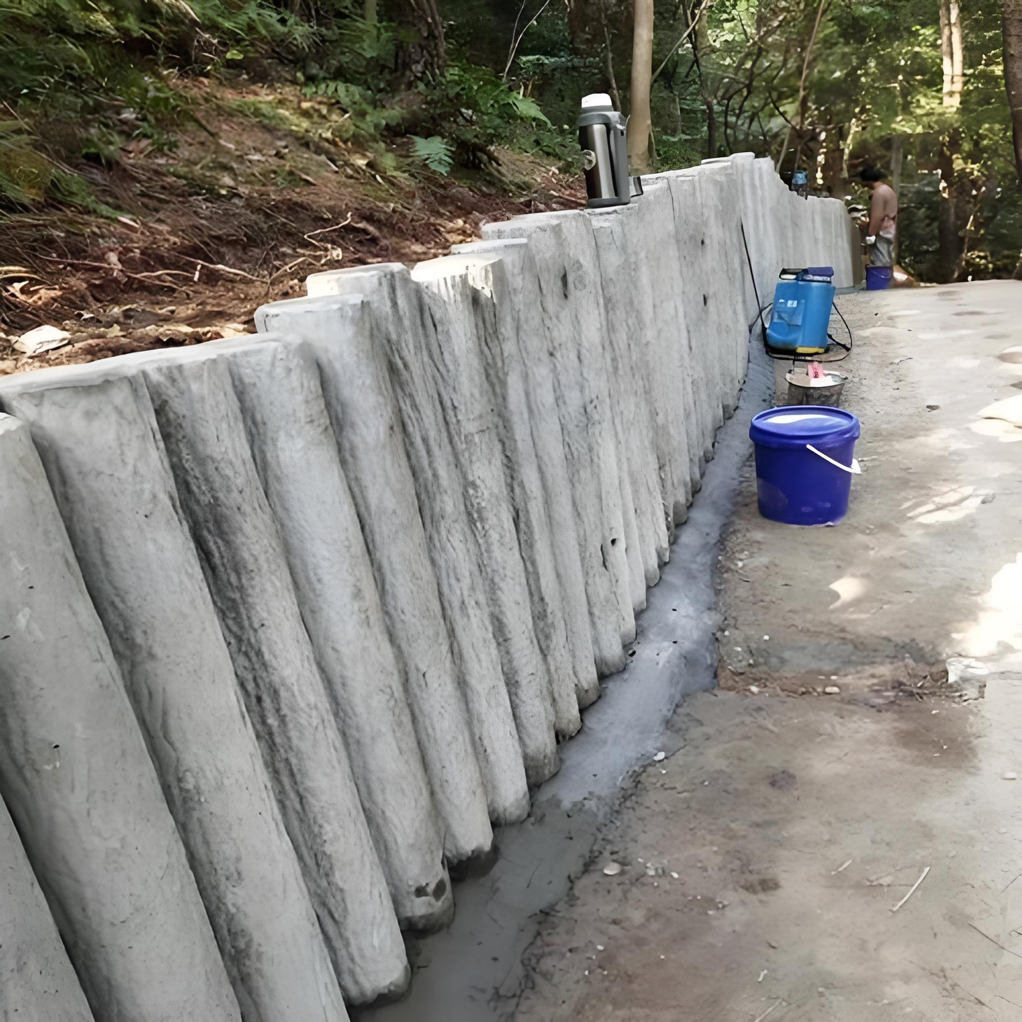 水泥仿木樁施工隊(duì)泓樺錦嘉-水泥仿木樁的防腐性能比真木樁好嗎？